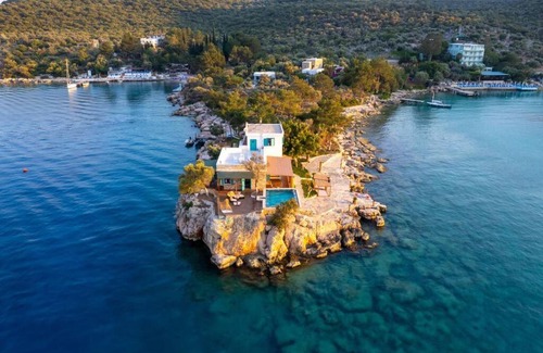 Kumluca Apartment | Üç tarafı denizli çevrili harika villa