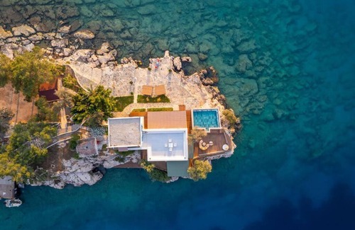 Kumluca Apartment | Üç tarafı denizli çevrili harika villa