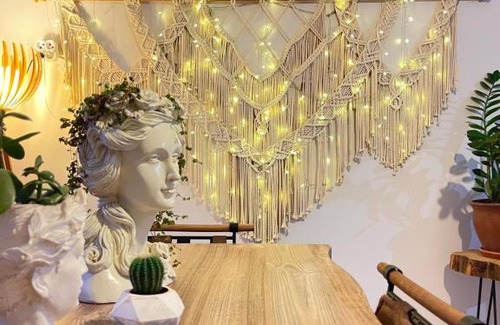 Yenisehir Apartment | Şehrin kalbindeki deniz manzaralı 3+1 ev