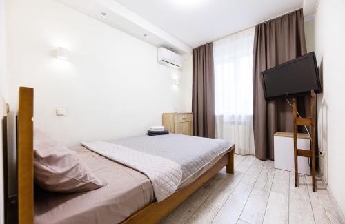 Dniprovs'kyi District Apartment | Апартаменти Дарницька площа