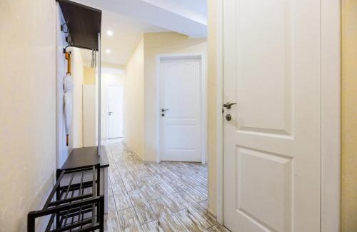 Dniprovs'kyi District Apartment | Апартаменти Дарницька площа