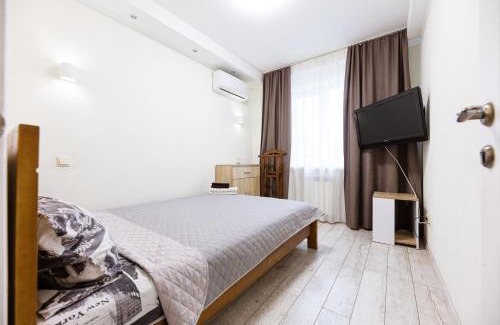 Dniprovs'kyi District Apartment | Апартаменти Дарницька площа