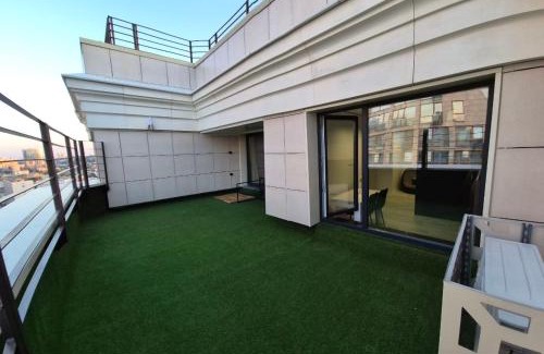 Shevchenkivs'kyi District Apartment | Апартаменти з терасою в центрі міста