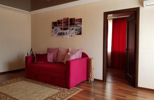 Dzerzhyns'kyi District Apartment | Апартаменты с балконом