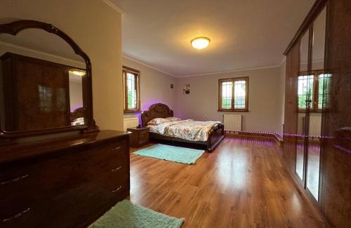 Khomyakuvka House | Будинок подобово біля лісу