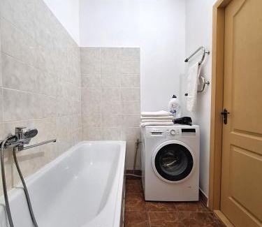 Sukhinovka Apartment | Двокімнатна квартира на Садовому з автономним опалення і ванною Мережа Alex Apartments Документи для відряджень