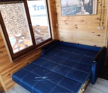 Darnyckyj House | Домик у озера с мангалом и террасой