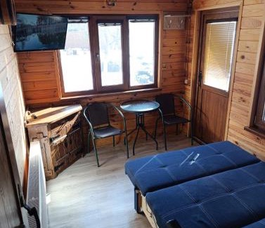 Darnyckyj House | Домик у озера с мангалом и террасой