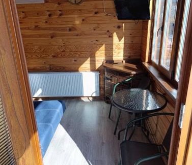 Darnyckyj House | Домик у озера с мангалом и террасой