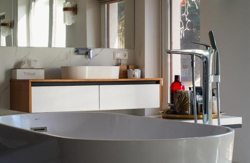 Hlibivka House | Заміський будинок з каміном та ванною з панорамним видом в ліс