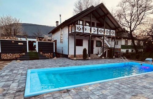 Verkhovyna Cabin | Карпатське Щастя