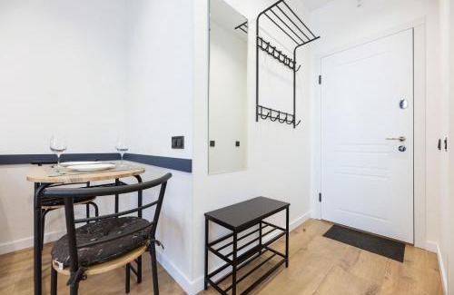 Dniprovs'kyi District Apartment | Квартири люкс метро Чернігівська