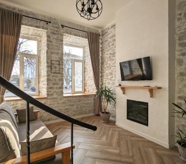 Kamenets-Podol'skiy Apartment | Квітка на камені , Старе місто, з окремим двориком