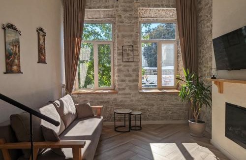 Kamenets-Podol'skiy Apartment | Квітка на камені , Старе місто, з окремим двориком