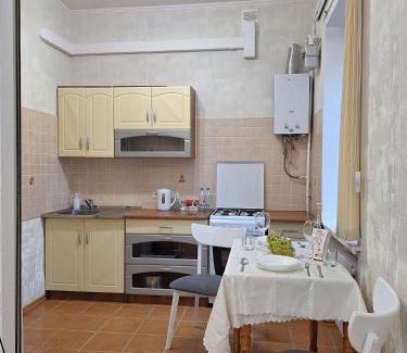 Sukhinovka Apartment | Однокімна квартира біля Каштанової Алеї у центрі Полтави Мережа AlexApartments Документи для відряджень Безконтатне заселення 24-7