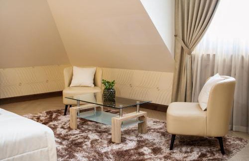 Zhashkiv Hotel | Родичі