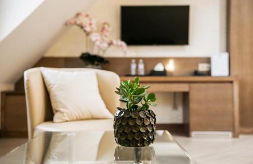 Zhashkiv Hotel | Родичі