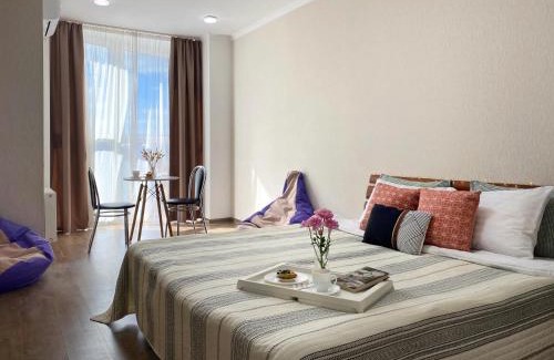 Pozniaky Apartment | Сонячна 1-кімнатна квартира на Драгоманова 2-Б