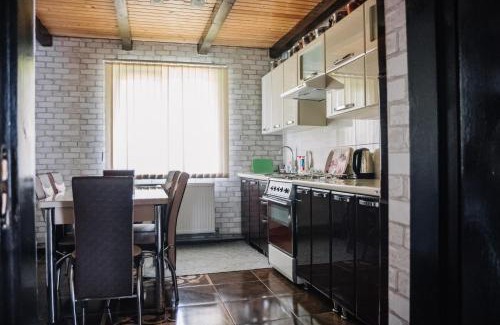 Verkhovyna Cabin | Стежка в гори