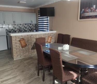 Yaremche House | "У Пасічника" Котедж для сім'ї