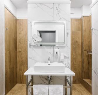 Lutsk Hotel | Чевермето-Ірен