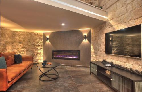 Artists Colony House | אבנים טובות