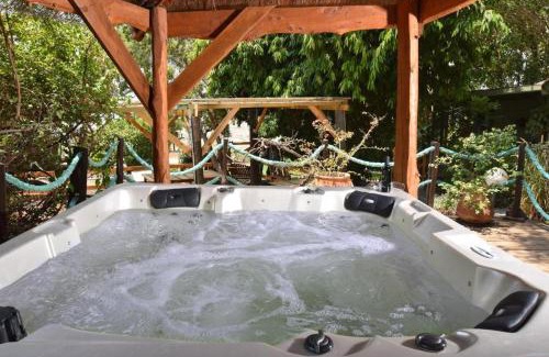 Had Nes Bed & Breakfast | אוויר ואווירה - בקתות מקסימות עם ג'קוזי פרטי ונוף ישיר לכנרת