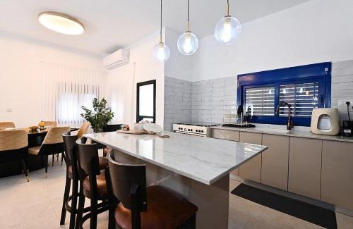 Ein Ya'akov Apartment | אחוזת סנטוריני - וילה מהממת עם בריכה וג'קוזי בעין יעקב