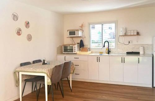 Giv'at Yo'av Apartment | בקתה 512- אירוח בדרום הגולן