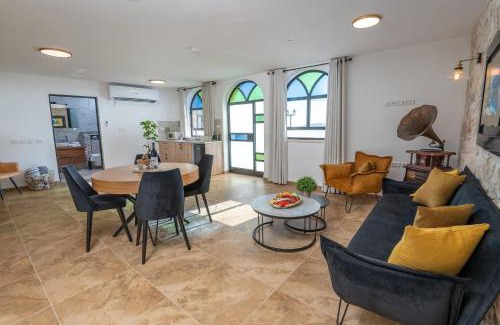 Safed Old City Villa | טירת רונית