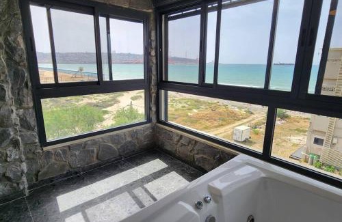 Haifa Apartment | מבנים בים 75 Suites at sea