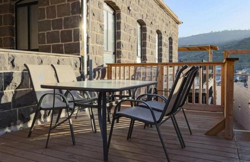 Tiberias House | סוויטות הרמב"ם - סוויטות אבן ייחודיות בלב העיר עם בריכה מחוממת ומקורה