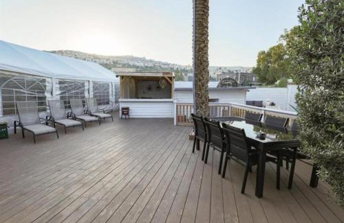 Tiberias House | סוויטות הרמב"ם - סוויטות אבן ייחודיות בלב העיר עם בריכה מחוממת ומקורה