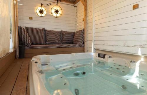 Tiberias House | סוויטות הרמב"ם - סוויטות אבן ייחודיות בלב העיר עם בריכה מחוממת ומקורה