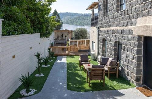 Tiberias House | סוויטות הרמב"ם - סוויטות אבן ייחודיות בלב העיר עם בריכה מחוממת ומקורה