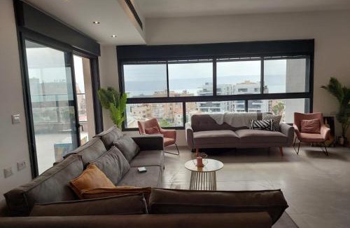 Tiberias Apartment | פנטאהוז 7 חדרים עם בריכה ונוף מטריף בטבריה קרית שמואל