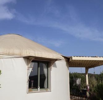 Gita Other | צלילי השקט- היורט מול הנוף