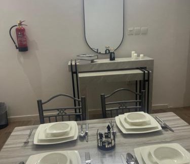 Al Kura Apartment | شقة غرفة نوم ومجلس ومطبخ وحمام