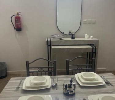 Al Kura Apartment | شقة غرفة نوم ومجلس ومطبخ وحمام