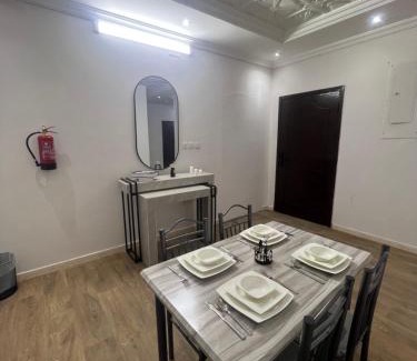 Al Kura Apartment | شقة غرفة نوم ومجلس ومطبخ وحمام