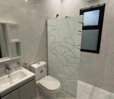 Al Kura Apartment | غرفه وصاله ومطبخ بأثاث فندقي جميل