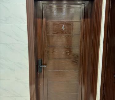 Al Kura Apartment | غرفه وصاله ومطبخ بأثاث فندقي جميل