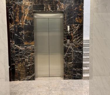 Al Kura Apartment | غرفه وصاله ومطبخ بأثاث فندقي جميل