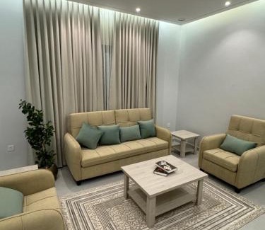Al Kura Apartment | غرفه وصاله ومطبخ بأثاث فندقي جميل
