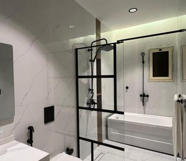 Al Kura House | غرف فندقية بمدخل خاص - عمارة سكنية