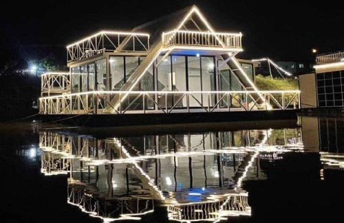 Chaiyo Boat Rental | แพรุ่งธารา ไชโย (Rungtara Houseboats)