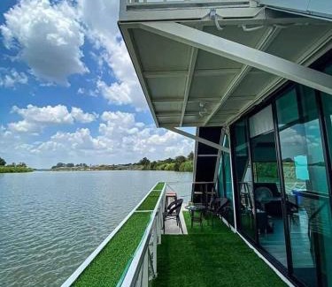 Chaiyo Boat Rental | แพรุ่งธารา ไชโย (Rungtara Houseboats)