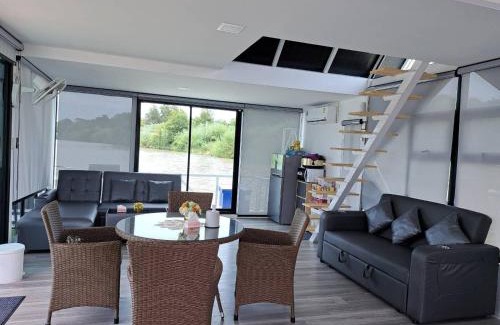 Chaiyo Boat Rental | แพรุ่งธารา ไชโย (Rungtara Houseboats)