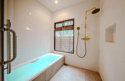 Miyakojima Villa | 宮古島の自然豊かで静かなエリアroom1オリジナルインテリア小物が溢れる空間