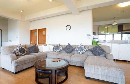 Kadena-cho Apartment | 島テラス高台から太平洋を眺める最高のロケーションハウス